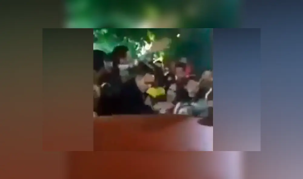 Captan a mujer sufriendo acoso sexual por una multitud de hombres [FOTOS] 