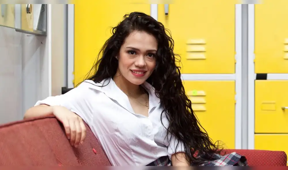 Captan a Mayra Goñi al borde del desmayo por cargar a una anaconda [VIDEO]