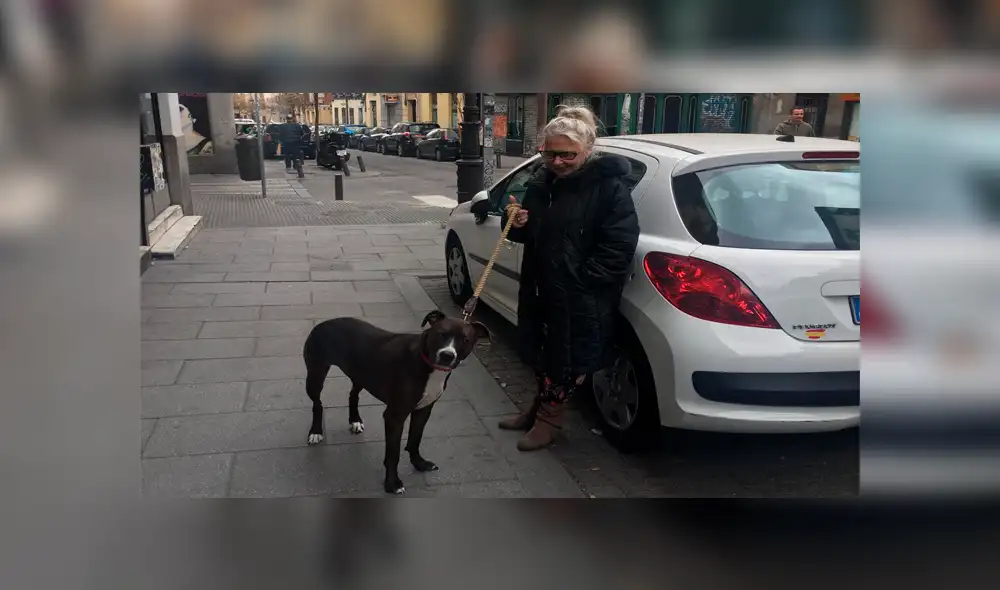 Para Tatiana es una necesidad sacar a pasear a su perra Lena. (Foto: El País)