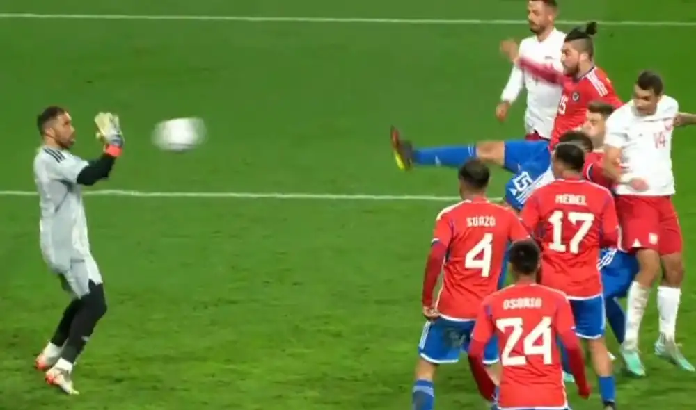 El portero de Chile cometió un error que terminó en el gol de la derrota de su equipo. Foto: captura ESPN 2