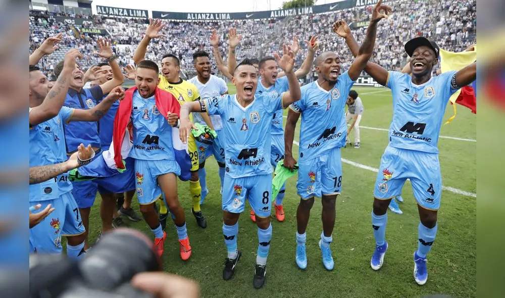 Festejo. Jugadores de Binacional saltan de alegría porque son campeones.
