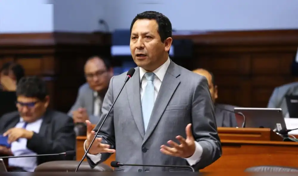 "Tenemos vigente los medios de comunicación en la que cualquier congresista puede hablar abiertamente", añadió Clemente Flores. Foto: La República.