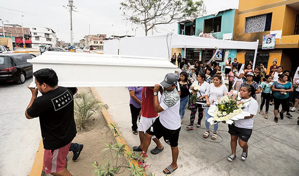 Adíos. La última víctima mortal fue una niña de 10 años. La velaron ayer en medio de las viviendas dañadas por el incendio. Foto: Aldair Mejía.