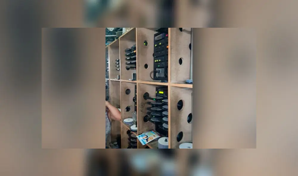 Incautan películas que se vendían en Polvos Azules sin autorización de los autores. Créditos: La República. Incautan películas que se vendían en Polvos Azules sin autorización de los autores. Créditos: La República.