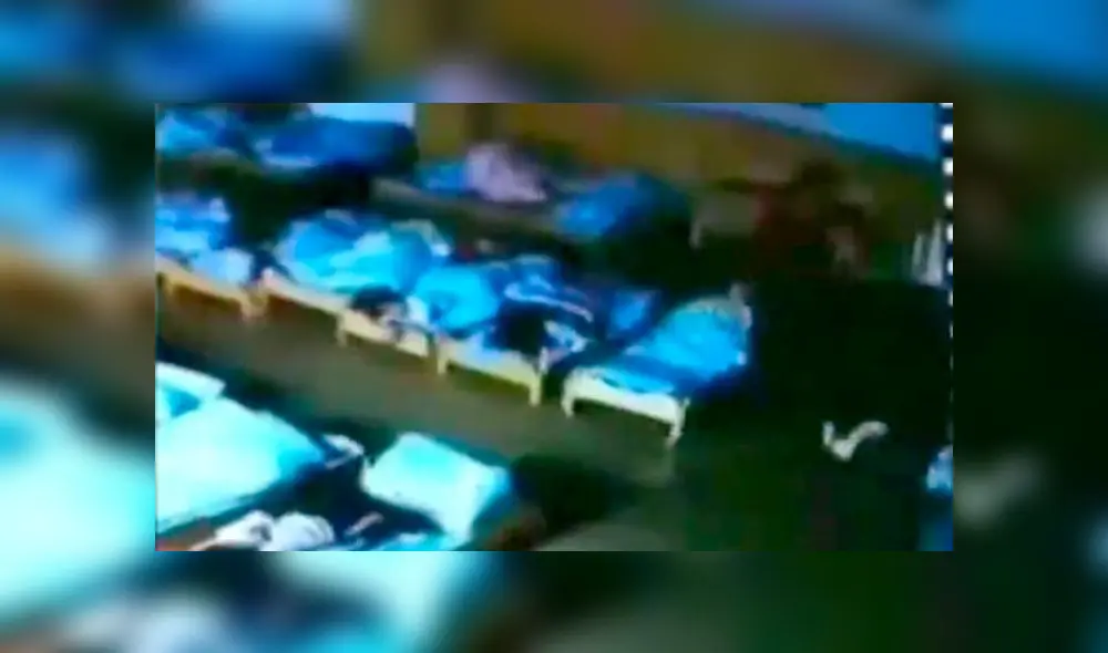 Profesora de jardín arroja al suelo a niño que dormía la siesta [VIDEO]
