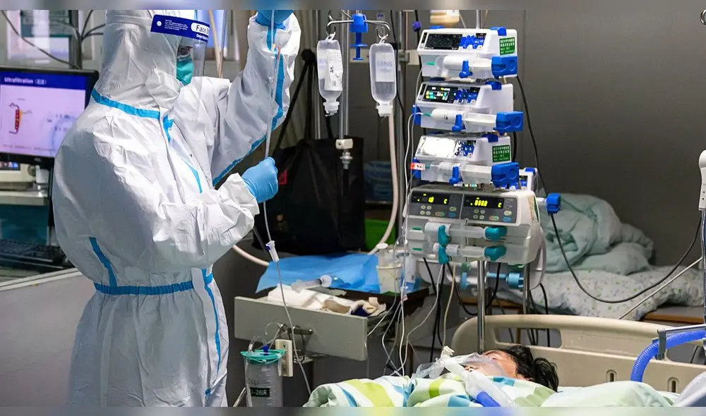 Trabajador médico que controla el goteo de un paciente en la Unidad de Cuidados Intensivos (UCI) del Hospital Zhongnan de la Universidad de Wuhan en Wuhan, provincia de Hubei, China. Trabajador médico que controla el goteo de un paciente en la Unidad de Cuidados Intensivos (UCI) del Hospital Zhongnan de la Universidad de Wuhan en Wuhan, provincia de Hubei, China.