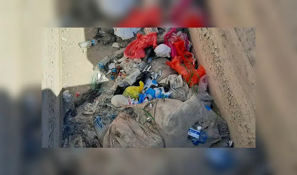 Pruebas usadas de descarte de COVID-19 fueron encontradas en acequia. Foto: LaLupa Pruebas usadas de descarte de COVID-19 fueron encontradas en acequia. Foto: LaLupa