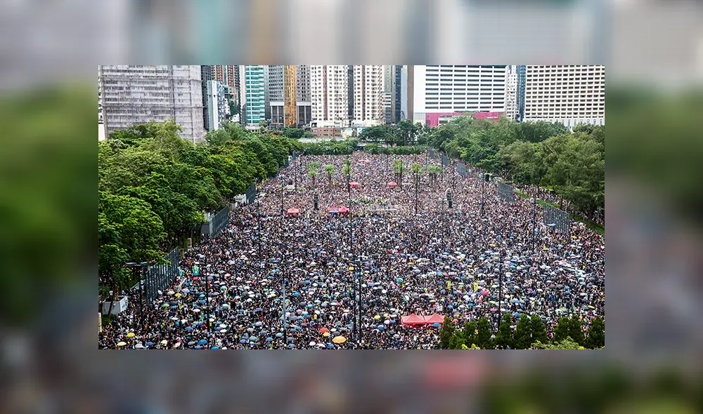 Hongkoneses salieron a las calles, pese al chubasco, para hacer frente a las pretensiones de China sobre sus libertades ciudadanas. Hongkoneses salieron a las calles, pese al chubasco, para hacer frente a las pretensiones de China sobre sus libertades ciudadanas.