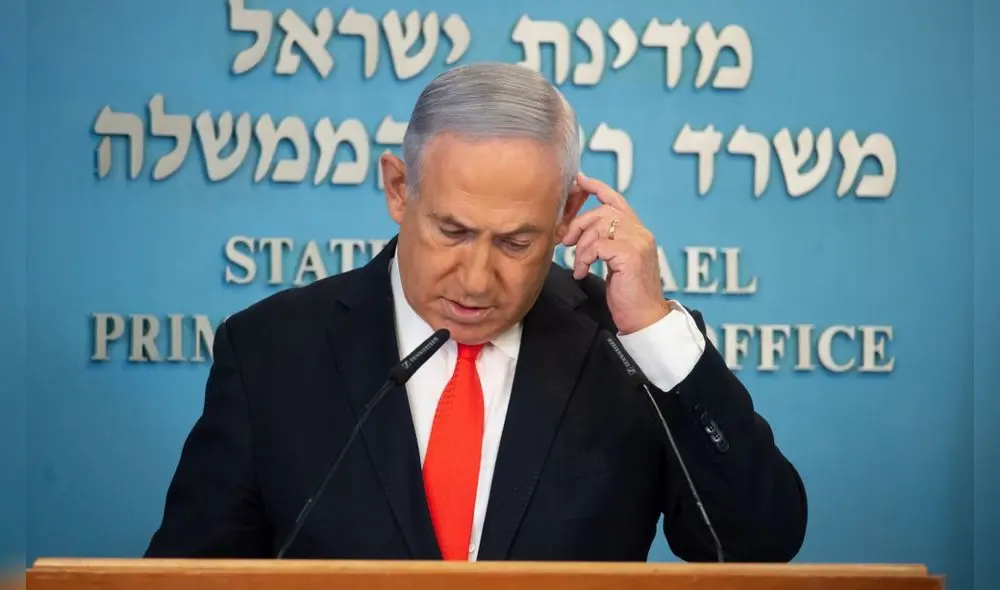 Mientras hablaba el primer ministro, centenares de manifestantes protestaron contra medidas. Foto: AFP. Mientras hablaba el primer ministro, centenares de manifestantes protestaron contra medidas. Foto: AFP.