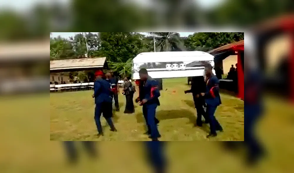 YouTube viral: hombres danzan con ataúd en hombros y un descuido hace que el cadáver caiga [VIDEO]