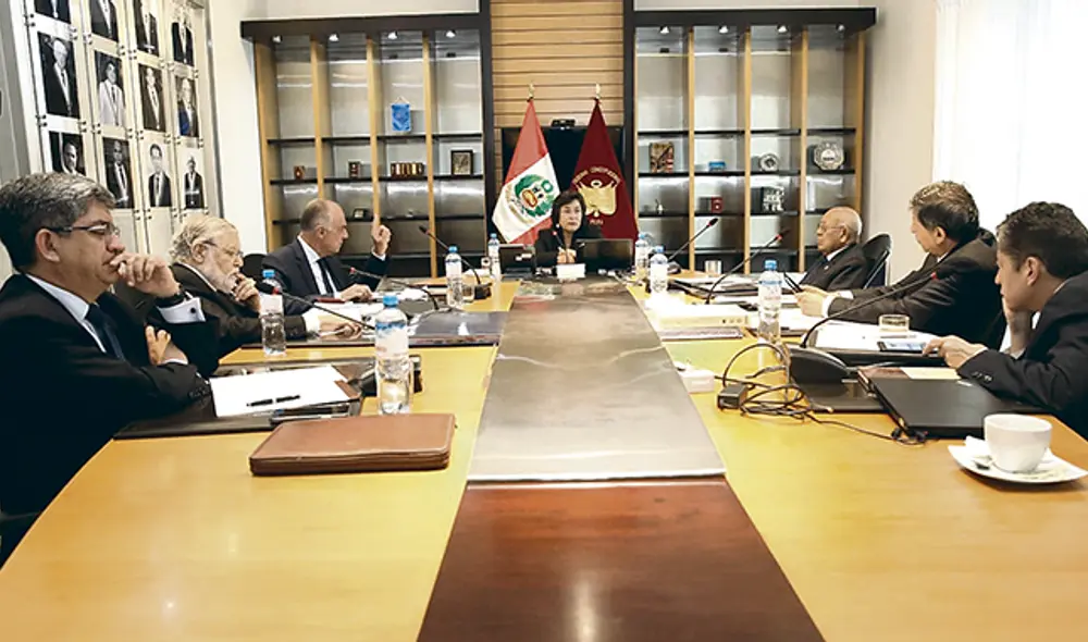 Con cuatro votos, el Tribunal Constitucional resolvió la demanda competencial contra el cierre del Legislativo. Señaló que en la práctica negaron la confianza al Poder Ejecutivo. Con cuatro votos, el Tribunal Constitucional resolvió la demanda competencial contra el cierre del Legislativo. Señaló que en la práctica negaron la confianza al Poder Ejecutivo.