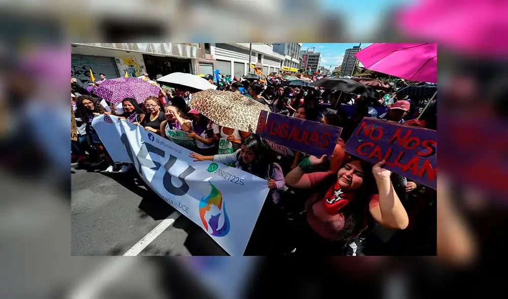 Mujeres protestan con carteles y una gran marcha en el Día Internacional de la Mujer en Quito, Ecuador. Foto: EFE Mujeres protestan con carteles y una gran marcha en el Día Internacional de la Mujer en Quito, Ecuador. Foto: EFE