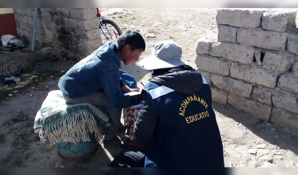 Universitarios brindan acompañamiento a escolares.