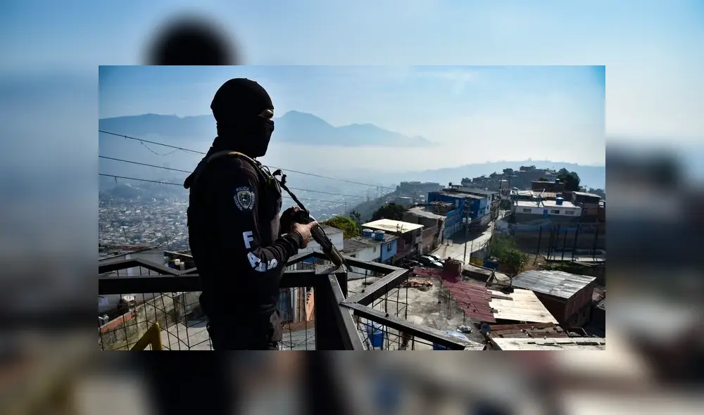 Personal de la Fuerza de Acciones Especiales (FAES) vigila un operativo en Caracas. Foto: AFP Personal de la Fuerza de Acciones Especiales (FAES) vigila un operativo en Caracas. Foto: AFP