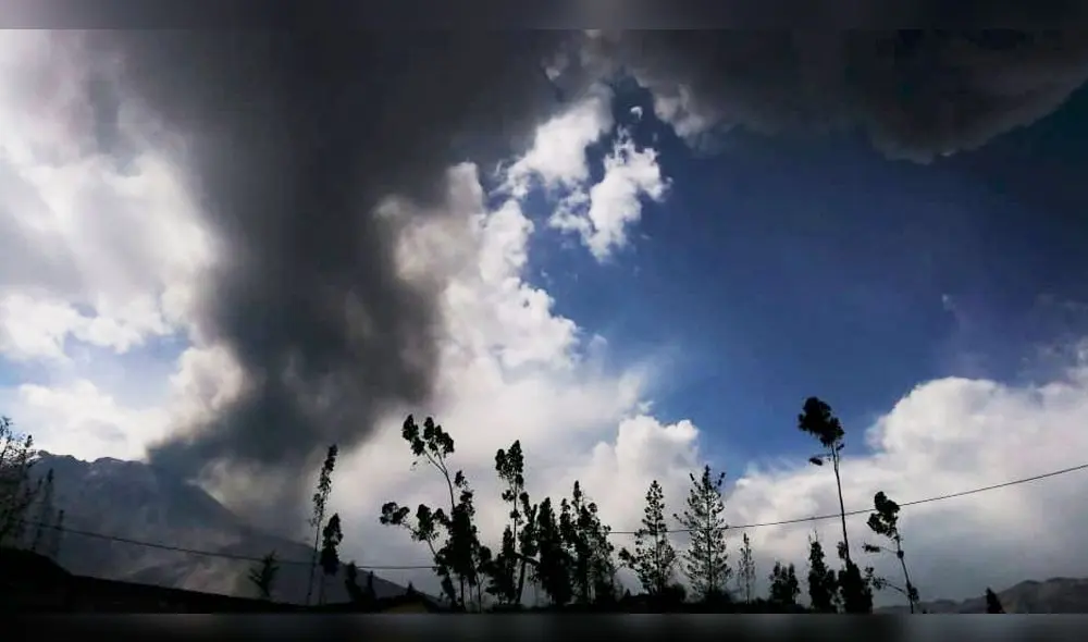 Moquegua: volcán Ubinas registra fuerte explosión y dispersión de cenizas