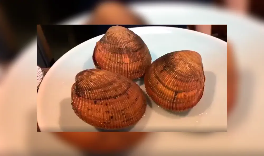 En Facebook, un joven acudió a un restaurante asiático y no imaginó que el animal marino se movería en su plato. En Facebook, un joven acudió a un restaurante asiático y no imaginó que el animal marino se movería en su plato.