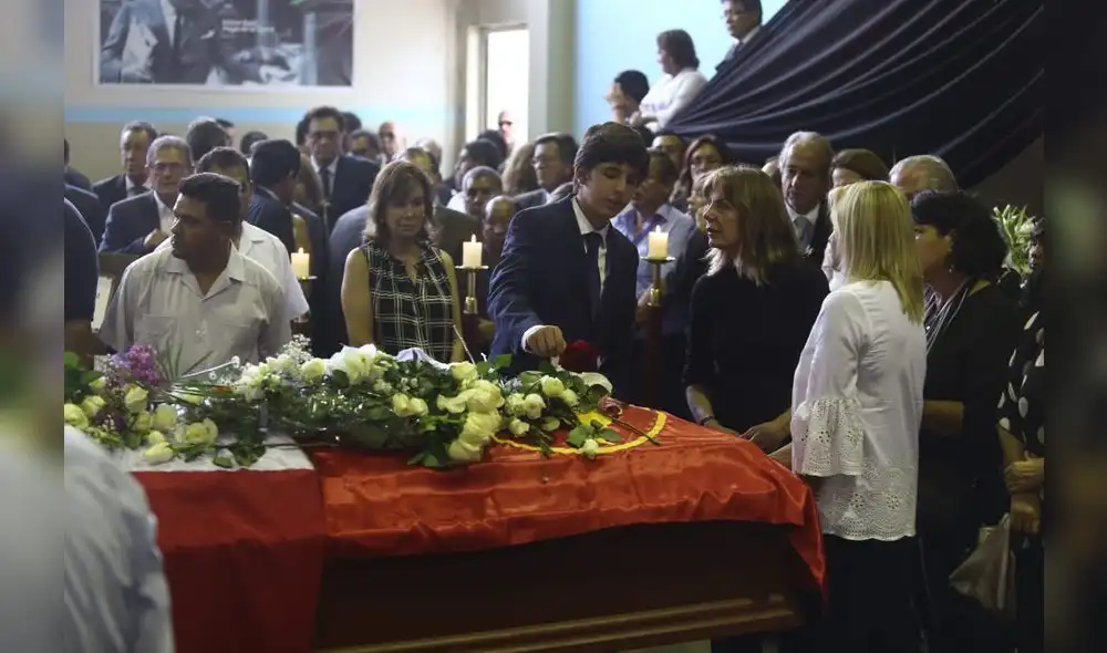 Personalidades políticas, militantes y público en general despiden a Alan García en la Casa del Pueblo. [FOTOS]