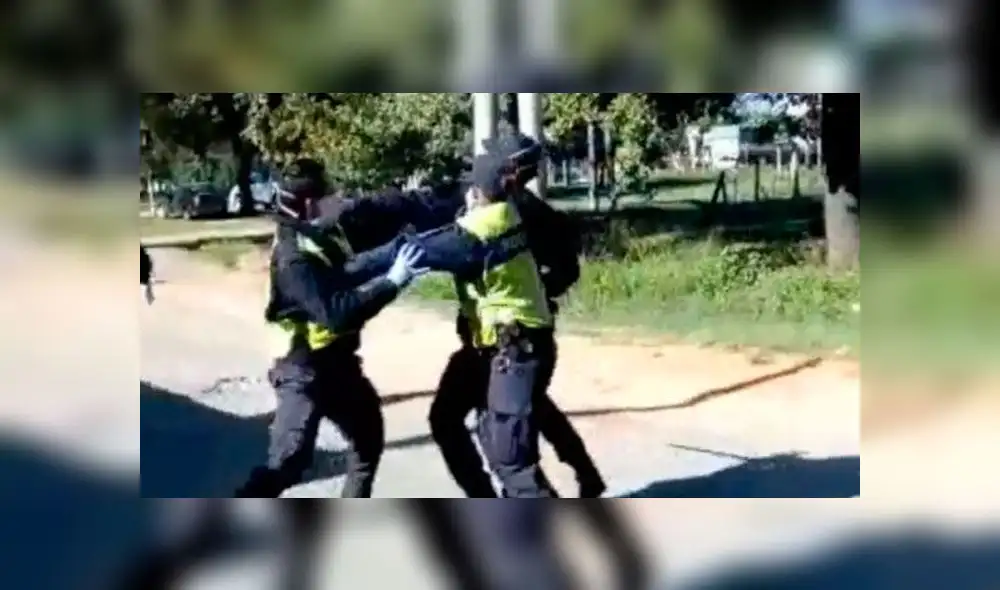 La agresión fue grabada por un chofer de un camión. (Fuente: La Opinión) La agresión fue grabada por un chofer de un camión. (Fuente: La Opinión)