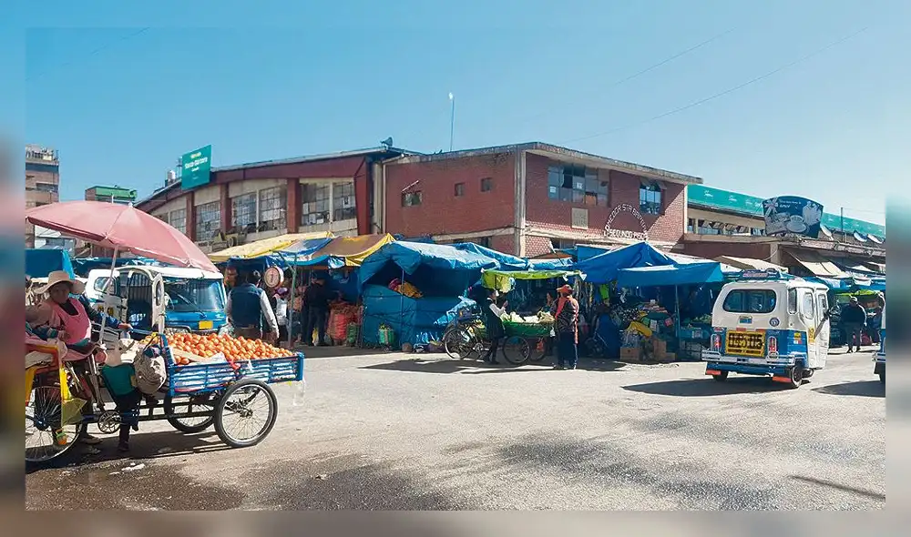 CAOS. En alrededores de mercado hay mucho desorden.