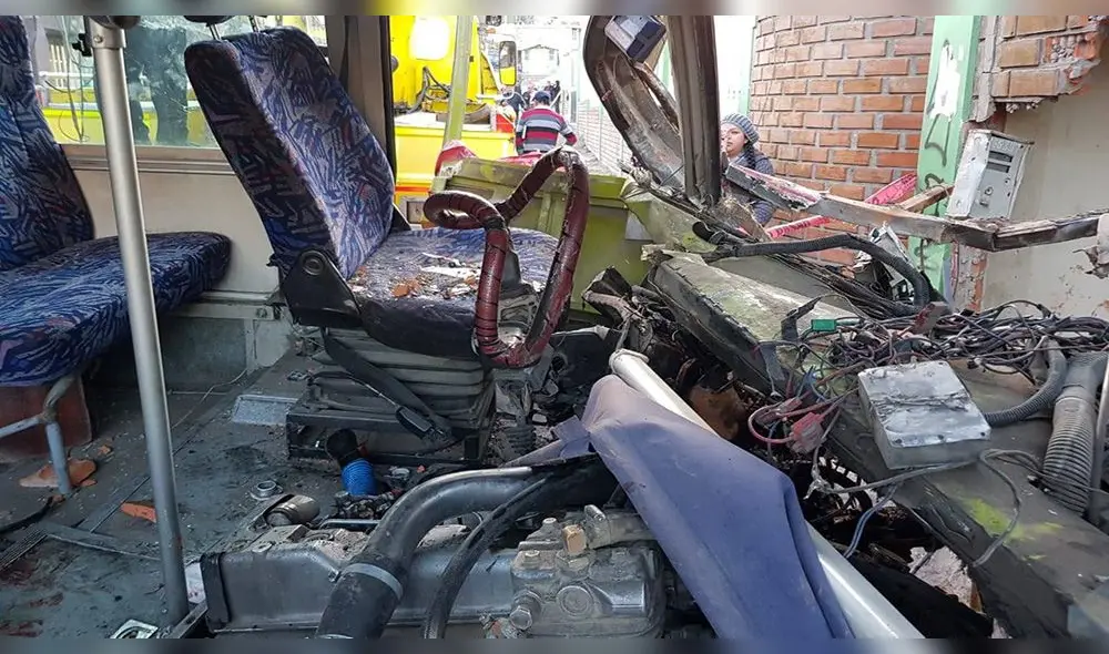 Coaster se empotró contra pared y aplastó a joven