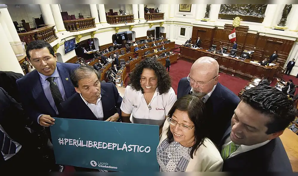Congreso aprueba ley que regula plásticos de un solo uso en el Perú