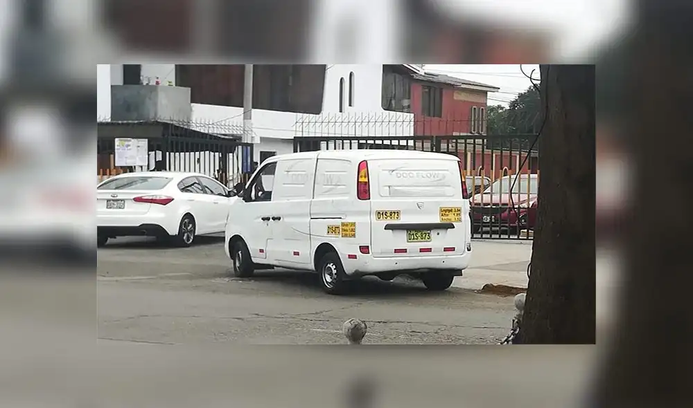 Chorrillos: minivan obstruye rampa para discapacitados