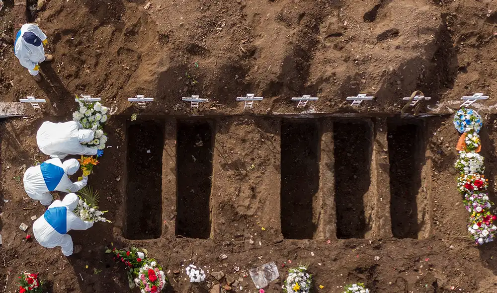 Vista aérea del entierro de una víctima de COVID-19 en el Cementerio General de Santiago. | Foto: Martín Bernetti / AFP Vista aérea del entierro de una víctima de COVID-19 en el Cementerio General de Santiago. | Foto: Martín Bernetti / AFP