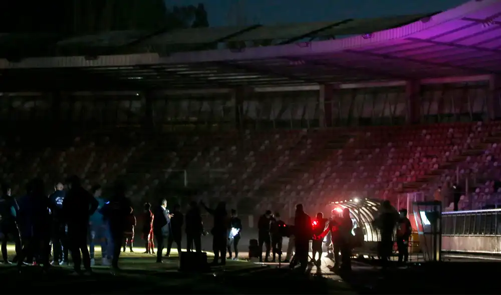 El partido entre U. Católica y Curicó Unido quedó suspendido luego de que se fuese la luz del estadio La Granja. Foto: Twitter