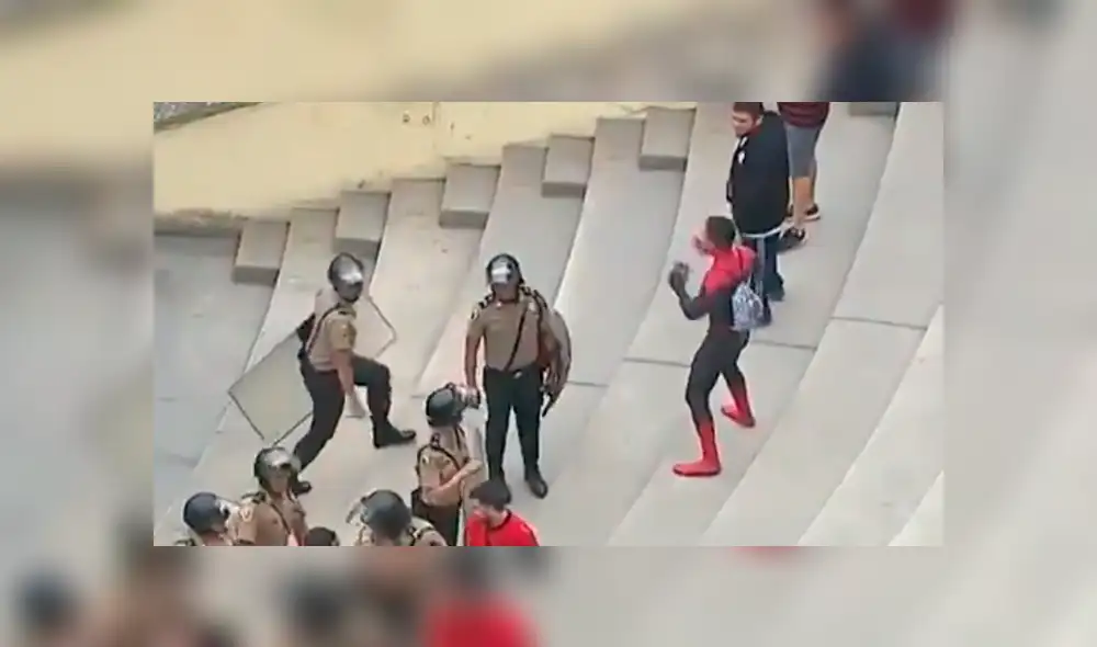 En Facebook, un joven utilizó el disfraz de SpiderMan para apreciar el partido en el Estadio Monumental. En Facebook, un joven utilizó el disfraz de SpiderMan para apreciar el partido en el Estadio Monumental.