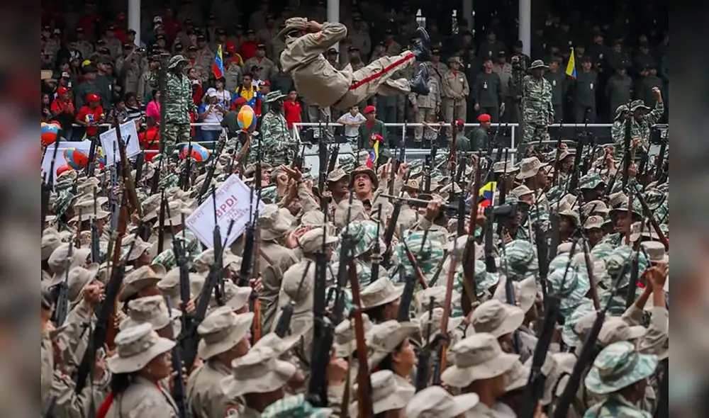 Maduro muestra poderío militar del chavismo en desfile armado de milicia bolivariana [FOTOS]