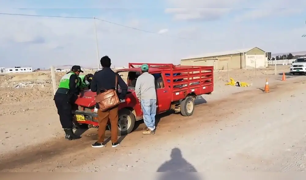 Policía intervino al conductor de la camioneta roja. Foto: Cortesía Radio Uno. Policía intervino al conductor de la camioneta roja. Foto: Cortesía Radio Uno.