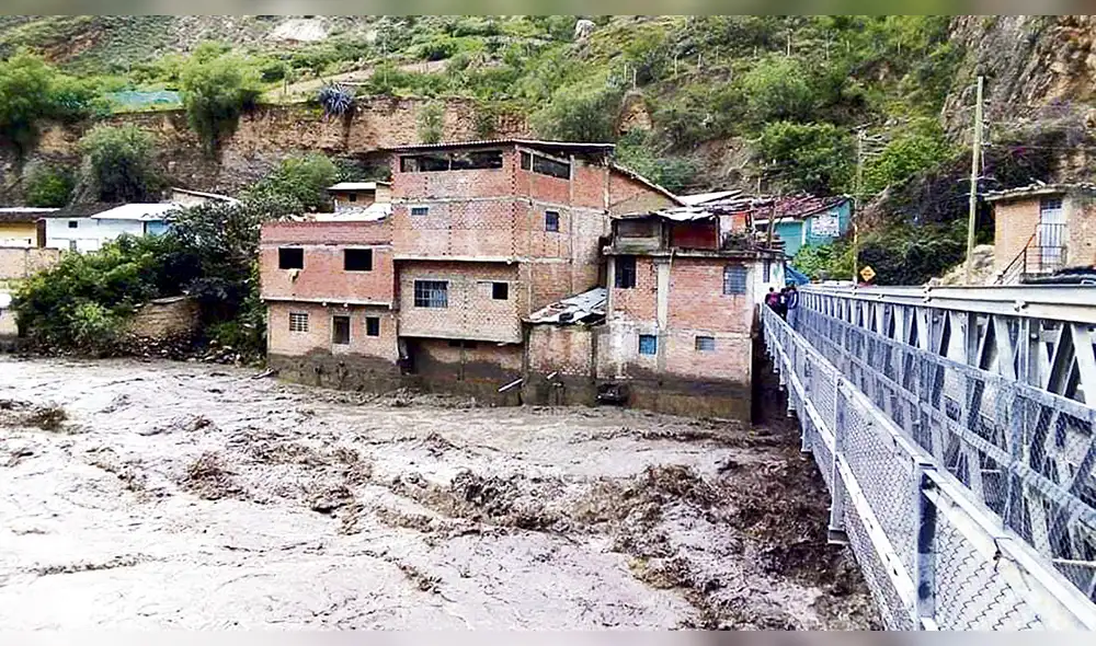 Viviendas en peligro de colapsar por crecida de caudal de río en Huari