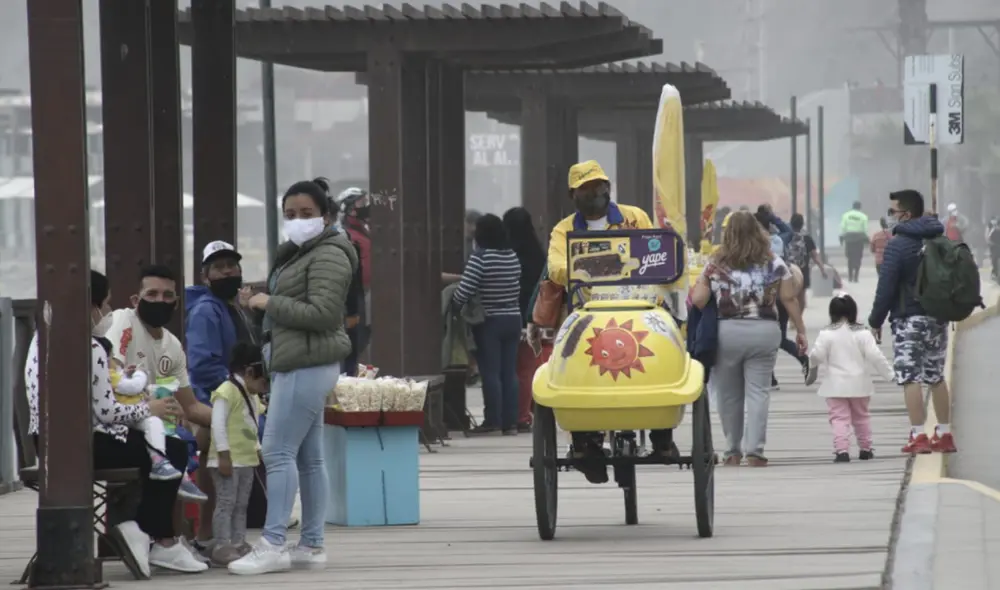 Entre adultos y menores de edad, decenas acudieron a playas, pero algunos sin tomar las precauciones del caso. Foto: Jhon Reyes / La República