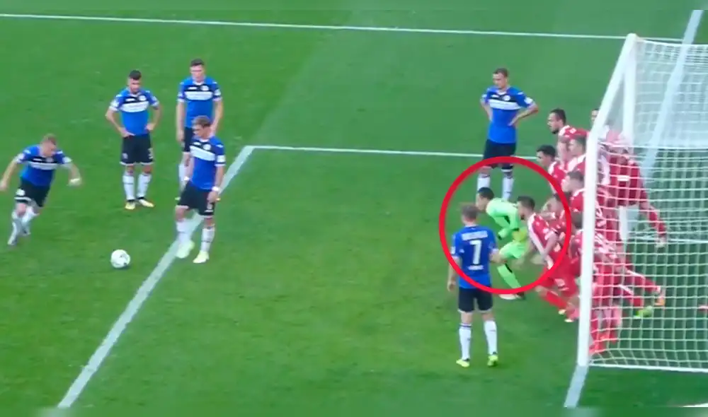 YouTube: Arquero bloquea violento remate con la parte más íntima y débil de su cuerpo [VIDEO]