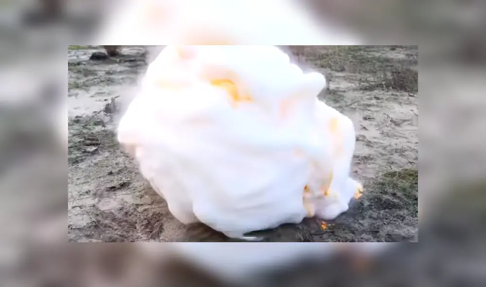 Desliza hacia la izquierda para ver el resultado de combinar Coca Cola con abundantes Mentos. Desliza hacia la izquierda para ver el resultado de combinar Coca Cola con abundantes Mentos.