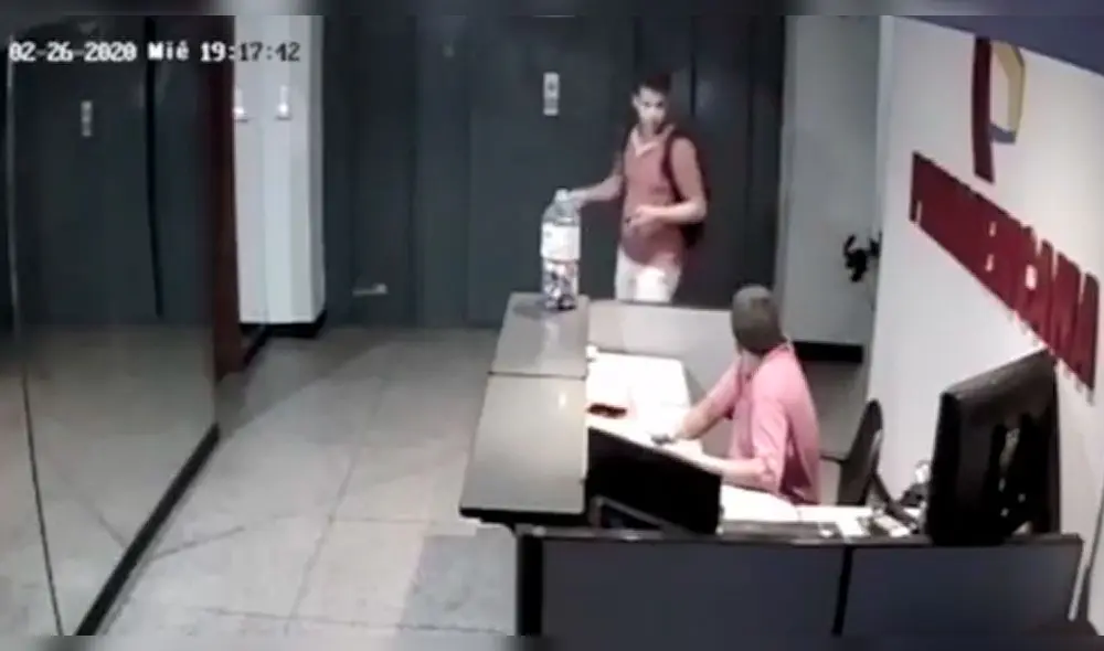 Presunto sujeto que habría asaltado la oficina de Andrés Hurtado  Foto: captura