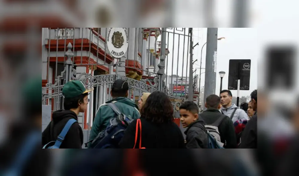 Venezolanos en Perú protestan contra Nicolás Maduro frente a la Embajada