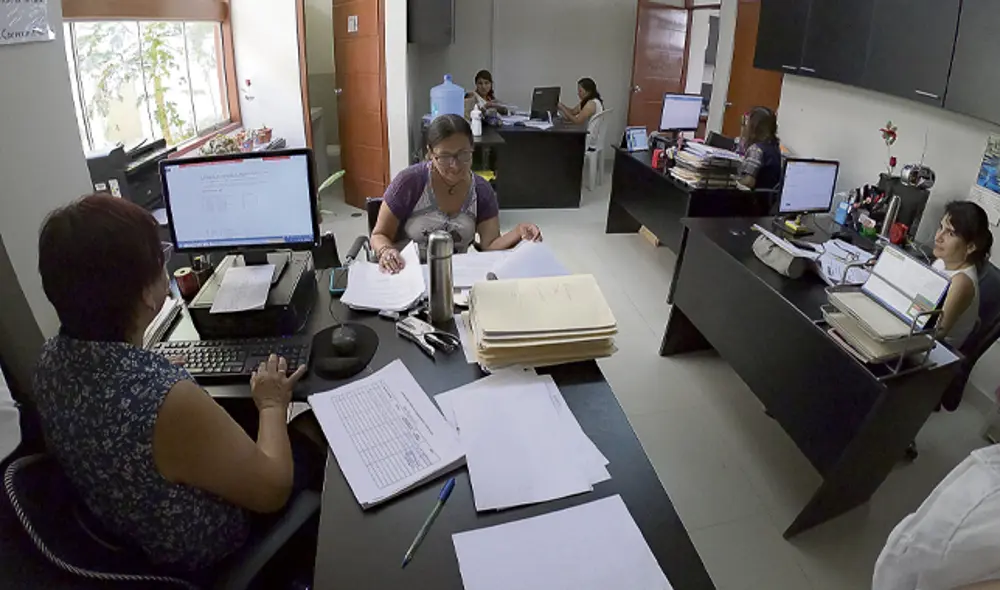 oficina empleados gente trabajando