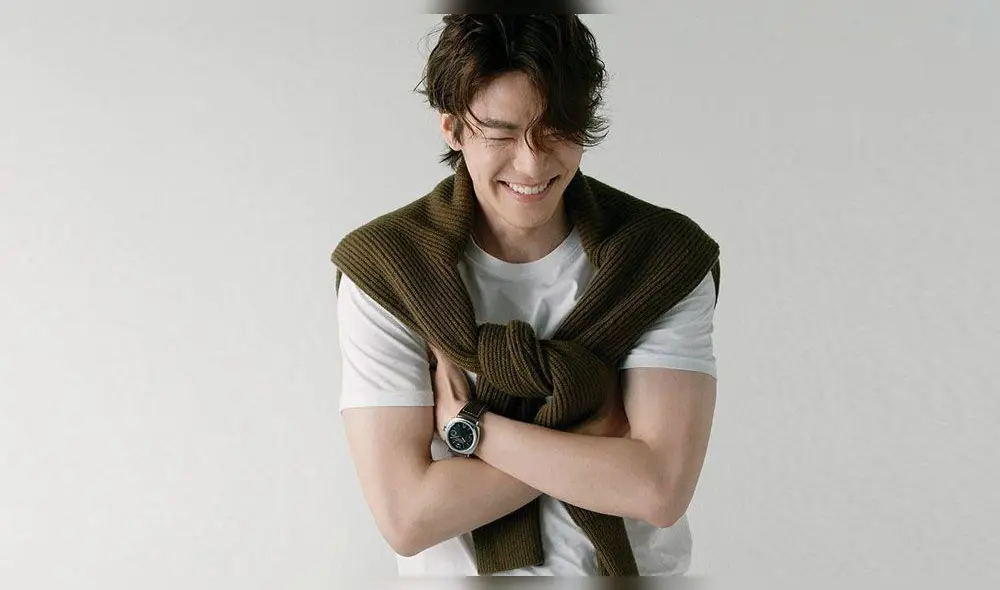 Desliza para ver más fotos de Kim Woo Bin en la revista Esquire Korea. Créditos: Esquire Korea