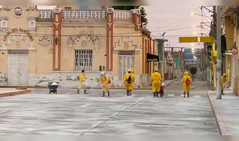 Brigada de obreros se encarga de desinfección de calles. Brigada de obreros se encarga de desinfección de calles.