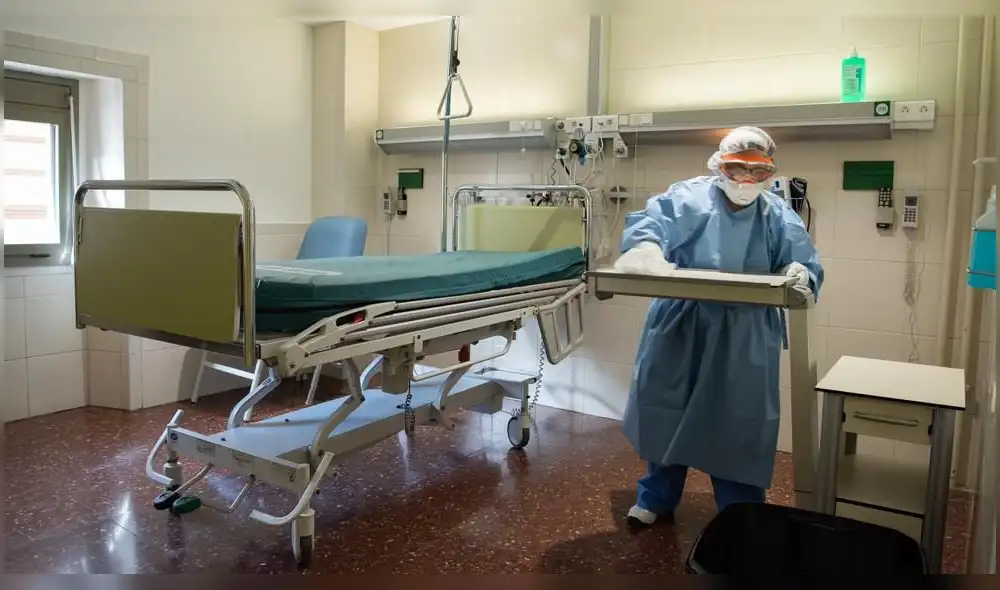 Debido al incremento de casos críticos, sanitarios han tenido que desestimar el ingreso de pacientes a UCI. (Foto: Francisco Avia) Debido al incremento de casos críticos, sanitarios han tenido que desestimar el ingreso de pacientes a UCI. (Foto: Francisco Avia)