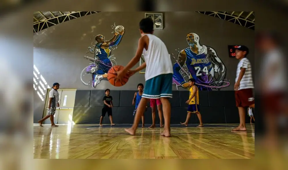 Los fanáticos de todo el mundo rinden homenaje a Kobe Bryant y a su hija Gianna. (Foto: AFP)