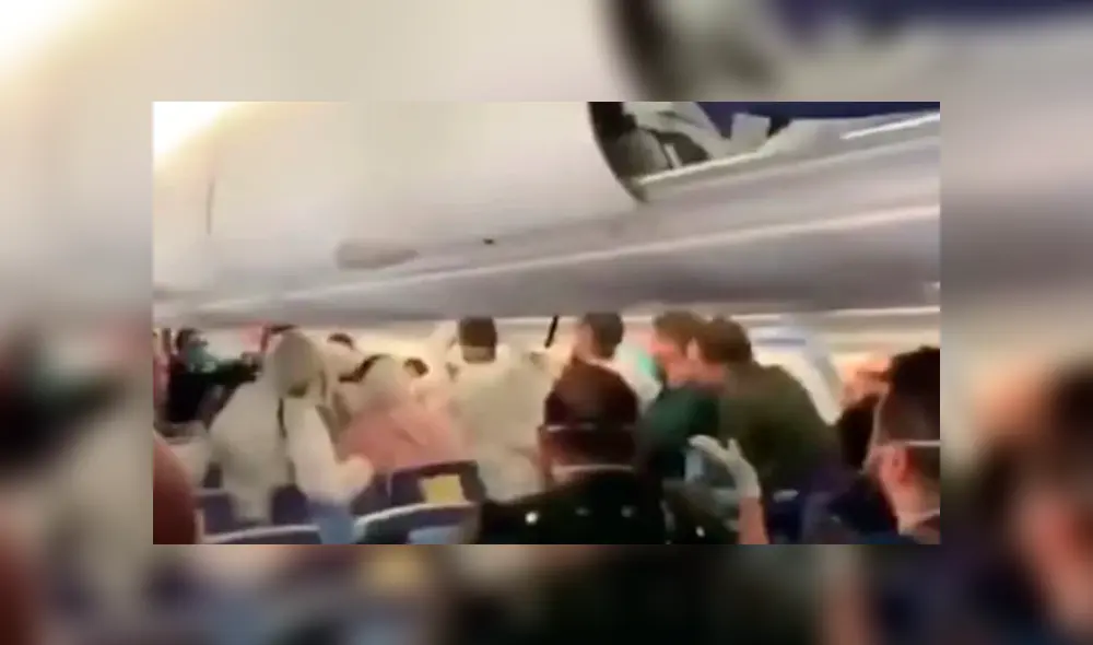 Pasajeros no perdonaron una broma y atacaron a un pasajero de avión. Foto: Clarín Pasajeros no perdonaron una broma y atacaron a un pasajero de avión. Foto: Clarín