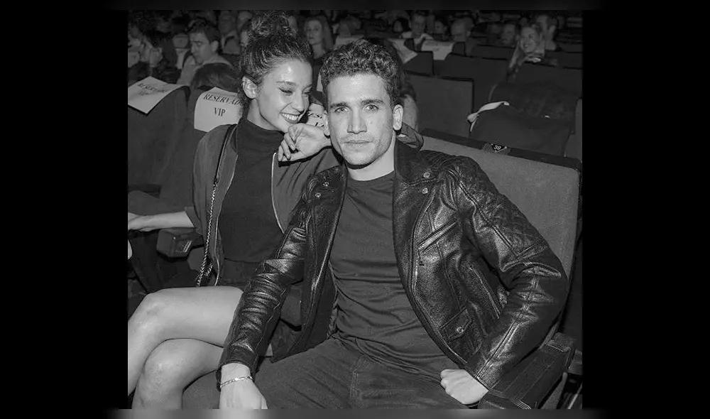 Captan a protagonistas de ‘Élite’ besándose en la vía pública [FOTOS]