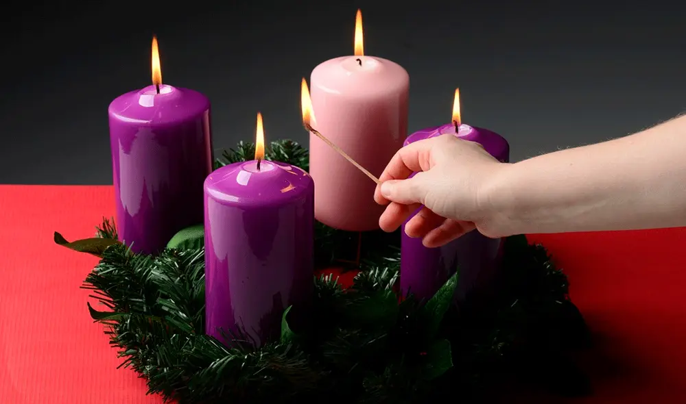 La corona se adorna con tres velas moradas y una rosa. Foto: difusión La corona se adorna con tres velas moradas y una rosa. Foto: difusión