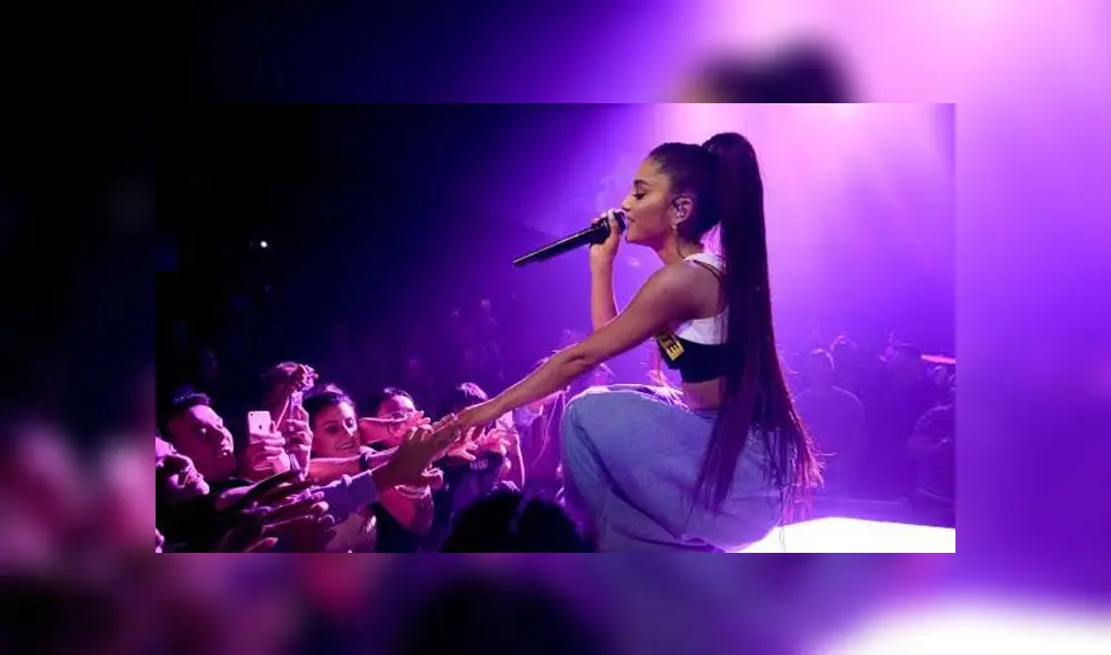 Ariana Grande sufre caída en pleno concierto y reacciona de manera graciosa ante el público