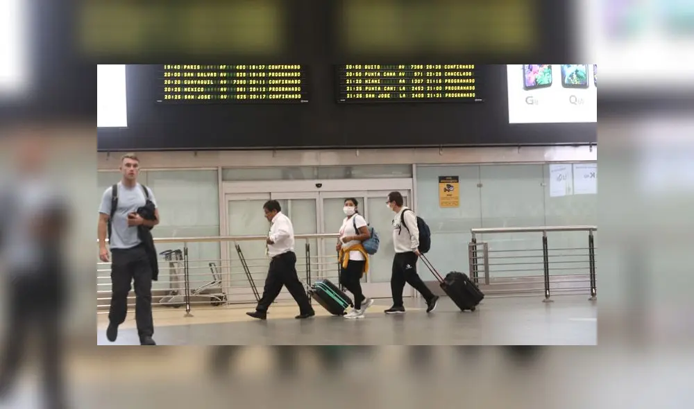 Ministra Hinostroza indicó que empezarán a entregar formularios a las personas que ingresen al país para que declaren si es que presentan síntomas o si estuvieron en zonas de riesgo. (Foto: La República)