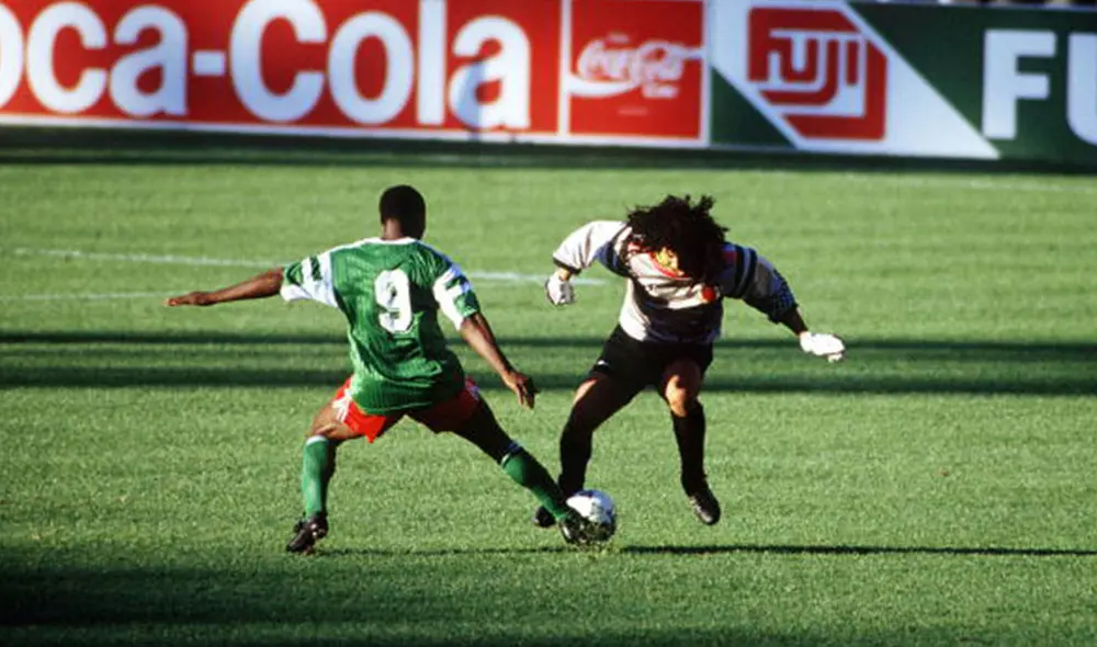 Durante el Mundial de 1990, una mala salida de René Higuita desencadenó en el gol con el que Camerún eliminó a Colombia del torneo. Foto: FIFA. Durante el Mundial de 1990, una mala salida de René Higuita desencadenó en el gol con el que Camerún eliminó a Colombia del torneo. Foto: FIFA.