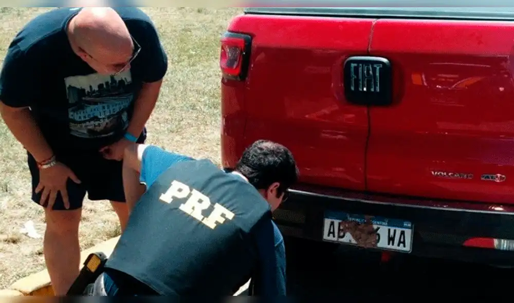 Aparcó en zona restringida, tapó la placa de su camioneta, pero le salió muy caro