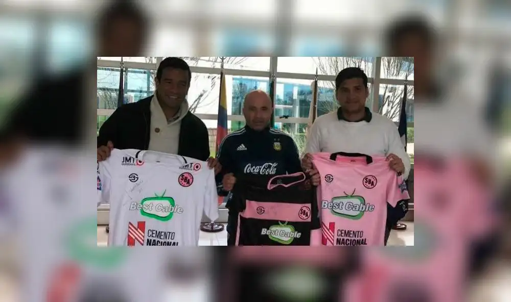 Sampaoli no olvida a Sport Boys y posa con la camiseta rosada en Argentina [FOTOS]